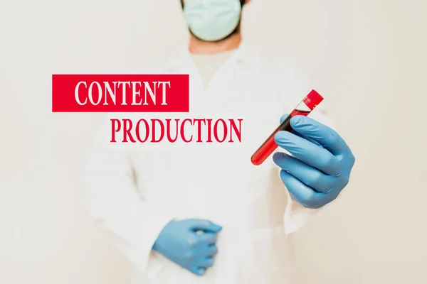 Podpis konceptualny Content Production. Konceptualny fotograficzny sposób rozwijania i tworzenia wizualnych lub pisemnych zasobów Chemik Prezentujący Próbkę krwi, Naukowiec Analizujący Próbkę Badawczą — Zdjęcie stockowe