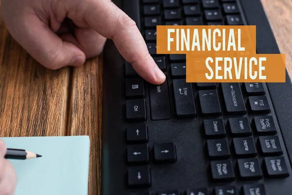 Conceptuele weergave Financiële dienst. Zakelijk idee economische diensten geleverd door de financiële sector Handen drukken Computer Toetsenbord Toetsen tijdens het schrijven met potlood in notitieblok. — Stockfoto