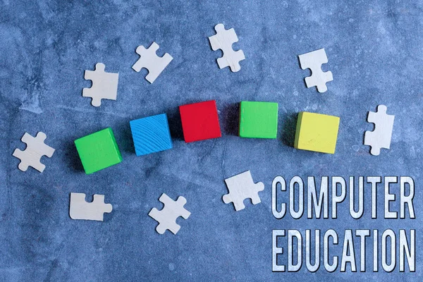 Handschrift Computer Education. Business showcase het verkrijgen van basiskennis en vaardigheden om computers te bedienen Stapel van Sample Cube Rechthoekige dozen op het oppervlak gepolijst met Multi-Colour — Stockfoto