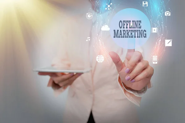 Konceptuell bildtext Offline Marketing. Konceptuell foto Reklam strategi publiceras utanför internet Business Woman Använda telefon Medan presentera nya futuristiska virtuell Display. — Stockfoto