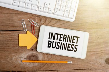 İnternet İş Dünyası kavramsal gösterimi. Flatlay Lay Arkaplanı Üzerine Ayarlanmış Farklı Renk Etiketleri Görünümü İnternet üzerinden gerçekleştirilen iş fikri işleri veya ticari işlemler