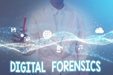 Kavramsal başlık Dijital Adli Tıp. Dijital cihazlarda bulunan Bayan Üniformalı Tutma Tableti 'nin Fütürist Teknolojiye Kullanımı Hakkında İnternet Konsepti araştırması.