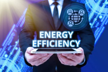 Metin işareti enerji verimliliğini gösteriyor. İnternet kavramı, Ofisteki Üniformalı Adam 'ın Yeni Modern Teknolojiyi Gösteren Tablet' i üretmek için gereken enerji miktarını azaltır.