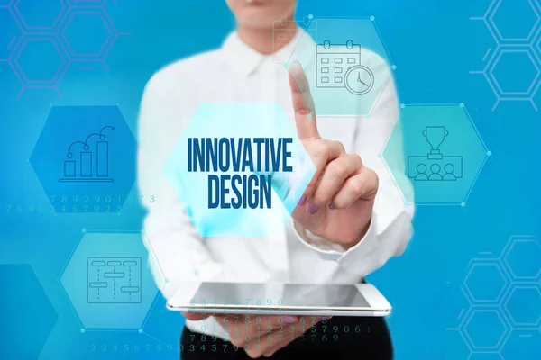 Handschriftteken Innovatief Design. Concept betekent toepassing van betere oplossingen die voldoen aan nieuwe eisen Lady In Uniform Holding Phone Virtual Press Button Futuristische Technologie. — Stockfoto