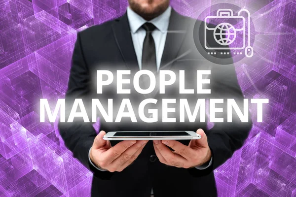 Handschriftliches Zeichen People Management. Business Schaufenster Prozess der Erschließung und Kanalisierung von Mitarbeitern potenziellen Man In Office Uniform Holding Tablet mit neuer moderner Technologie. — Stockfoto