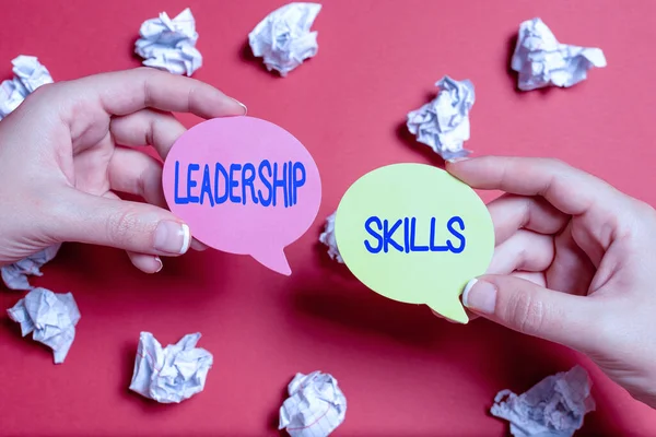 Sign displaying Leadership Skills. Concept meaning Skills and qualities that leaders possess Taking a lead Brainstorming Problems And Solutions Asking Relevant Questions — Fotografia de Stock