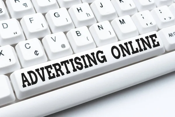 Sign kijelző Reklám Online. Szó a marketing stratégia, amely magában foglalja az Internet böngészés és az online kutatási tanulmány gépelés az ötleteket — Stock Fotó
