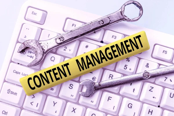 Zeichen, die Content Management anzeigen. Word Written on programs used to create and management digital content Typing Firewall Program Codes, Typewriting Rules And Regulations Book — Stockfoto