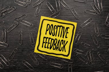 Kavramsal başlık Pozitif geri bildirim. İş dünyası iyi ve harika yorumlar tatmin olmuş müşterilerden geliyor Yeni Fikirler Yeni Ofis Tasarım Sorunları ve Çözümler