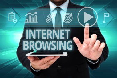 Kavramsal başlık İnternet Tarayıcılığı. Ofisteki Üniformalı Adam Sanal Düğme Tutma Tabletine Basarak Hızlıca Bilgilere Bakma Üzerine Yazılan Sözcük.