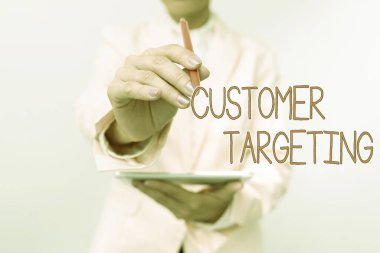 Kavramsal manşet Müşteri Hedefleme. Yeni Teknoloji Fikirlerini sunan hangi müşterileri pazarlayacağını belirleyen iş süreci için kelime Teknolojik Gelişmeyi Tartışan