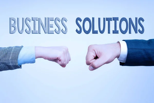 Концептуальный дисплей Business Solutions. Концептуальные фото идеи, используемые, чтобы помочь компании достичь своих целей два профессиональных хорошо одетых корпоративных бизнесменов рукопожатие в помещении — стоковое фото