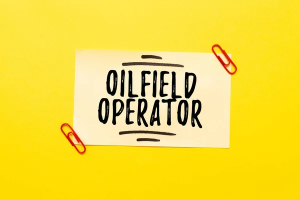 Metin Oilfield Operatörü gösteriliyor. Petrol kuyularının üretiminin optimize edilmesinden sorumlu kavramsal fotoğraf Kritik Düşünce Bulma İpuçları Soruları Cevaplama Veri Toplama — Stok fotoğraf