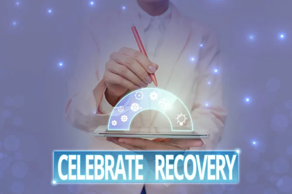 Bildunterschrift: Feiern Sie Erholung. Business-Konzept Recovery-Programm für alle, die mit Verletzungen oder Schmerzen kämpfen Lady In Uniform Holding Pen Phone Zeigt futuristische virtuelle Schnittstelle. — Stockfoto
