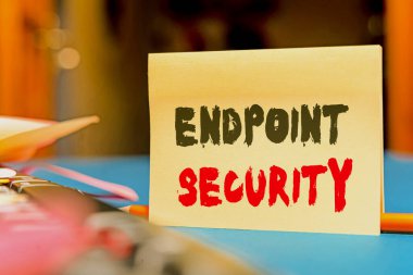 El yazısı metni Endpoint Güvenliği. Kurumsal ağın korunması için kullanılan metodolojinin kavramı. Çoklu Koleksiyon Ofisi Kırtasiyesi Fotoğrafı Tablo Üzerine Yerleştirildi