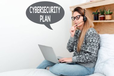 Siber Güvenlik Planını gösteren bir tabela. Bilgisayar ve sistemi korumak için kullanılan kavramsal fotoğraf teknikleri Öğrencilerin İnternette Yeni şeyler Öğrenmesi, Gündelik İnternet Sörfü ve Tarayışı