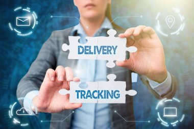 El yazısı teslimat takibi. İş fikri, nakliye konteynırlarının ve postaların yerelleştirilmesi. İş kadını yapboz parçası tutuyor. Yeni Geleceğin Teknolojisini Açıyor..