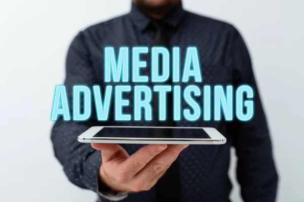 Skrivtecken för hand Media Advertising. Affärsöversikt välja effektiva medier för en reklamkampanj Presentera ny teknik Idéer Diskutera tekniska förbättringar — Stockfoto