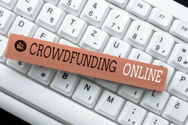 Escribir mostrando texto Crowdfunding Online. Enfoque empresarial que recauda pequeñas cantidades de dinero de muchos que muestran códigos de programa de edición de sitios web, aprendizaje de nuevo lenguaje de programación — Foto de Stock