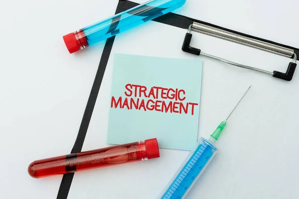 Inspiration showing sign Strategic Management. Internet Concept formulation and implementation of the major goals Spreading Virus Awareness Message, Preparing Infection Medicines — Stock Photo, Image