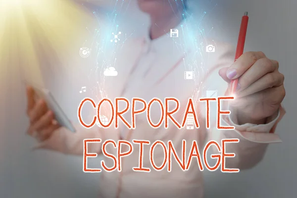 영감을 받은 기업 Espionage 의 문자 메시지. 상업적 목적의 비지니스 우먼 사용 전화를 사용하여 수행되는 스파이 행위의 형태로 작성 된 단어 New Futuristic Virtual Display 를 프리젠테이션하는 동안. — 스톡 사진