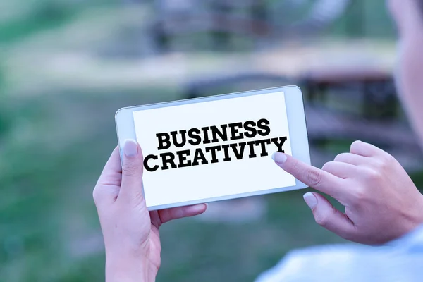 Ecrire en affichant du texte Business Creativity. Approche commerciale acte de transformer des idées nouvelles et imaginatives en réalité Voix et capacités d'appel vidéo Relier les gens ensemble — Photo