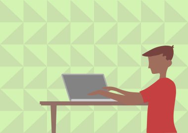 İşadamı, tahta masanın üstüne dizüstü bilgisayar kullanarak çizim yapıyor. Centilmen Oturan Tasarım Ofis Verimliliğini Gösteren Not Defteri Bilgisayarını Kullanıyor.