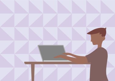 İşadamı, tahta masanın üstüne dizüstü bilgisayar kullanarak çizim yapıyor. Centilmen Oturan Tasarım Ofis Verimliliğini Gösteren Not Defteri Bilgisayarını Kullanıyor.