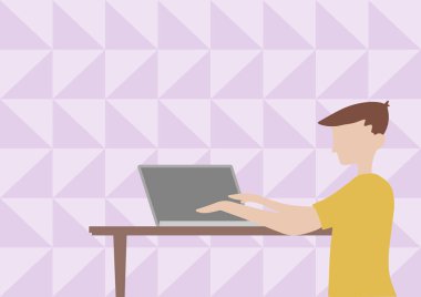 İşadamı, tahta masanın üstüne dizüstü bilgisayar kullanarak çizim yapıyor. Centilmen Oturan Tasarım Ofis Verimliliğini Gösteren Not Defteri Bilgisayarını Kullanıyor.