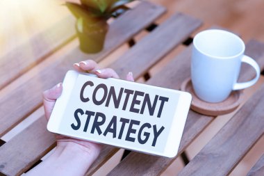 Metin İçeriği Stratejisi Yazılıyor. İnsanları Birbirine Bağlayan Ses ve Görüntü Çağrı Yeteneklerinin Planlama Geliştirilmesi ve Yönetimi kavramsal fotoğraf