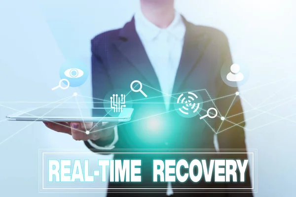 Conceptuele weergave Real Time Recovery. Conceptuele foto maximale periode waarin recente gegevens kunnen herstellen vrouw in uniform weergeven van mobiele apparaat futuristische Virtual Tech. — Stockfoto