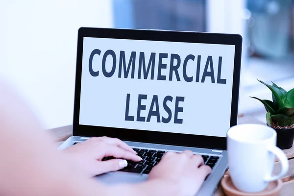 Hand writing sign Commercial Lease. Business showcase contract between a landlord and a business property tenants Online Jobs And Working Remotely Connecting People Together — Stock Photo, Image