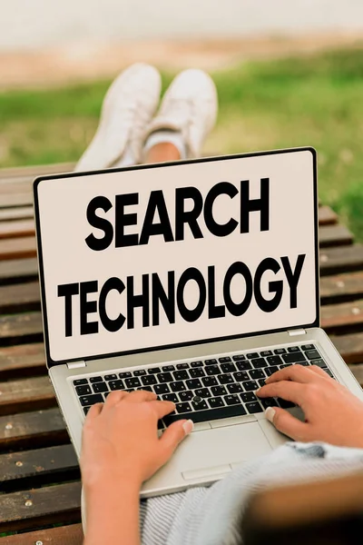 Teksten weergeven Search Technology. Bedrijfsoverzichtsdienst waarmee internetgebruikers online naar inhoud kunnen zoeken en mensen op afstand met elkaar kunnen verbinden — Stockfoto