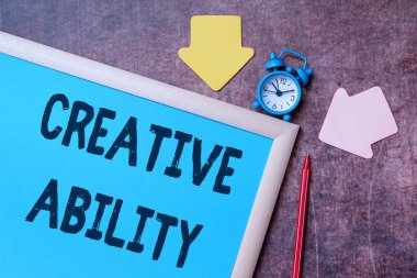 İlham verici Yaratıcı Yetenek 'i gösteren metin. İş yaklaşımı, iş yerinde Parlak Akıllı Fikirlerin İlerlemesi için en üst seviye yeterlilik zaman yönetim planlarında çalışabilir