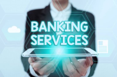 Kavramsal manşet bankacılık hizmetleri. Kişisel finans ve yapı varlıklarını yönetmek için kavramsal fotoğraf araçları Geleceğin Sanal Arayüzünü Gösteren Uniform Holding Touchpad Lady.