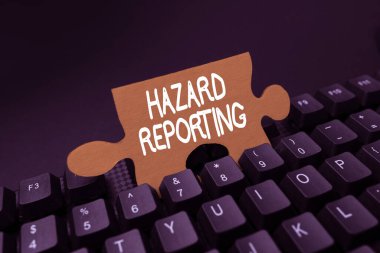 Tehlike Raporu 'nu gösteren bir tabela. Çevrimiçi Arkadaşlarla Bağlanmanın, İnternet 'te Tanışmanın Tehlike ve risklerini Açıklayan İş Yaklaşımı Hesabı veya Açıklaması