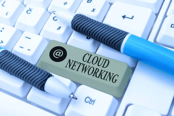 Ручная надпись Cloud Networking. Поиск бизнес-идей и использование одного или нескольких сетевых ресурсов Создание документов компании-машиниста, абстрактные идеи быстрого набора — стоковое фото