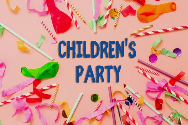 Leyenda conceptual Children S Is Party. Negocios escaparate reunión social o el entretenimiento proporcionado para los niños Colecciones coloridas de la fiesta Flashy Celebration Stuff Birthday Festival Kit — Foto de Stock