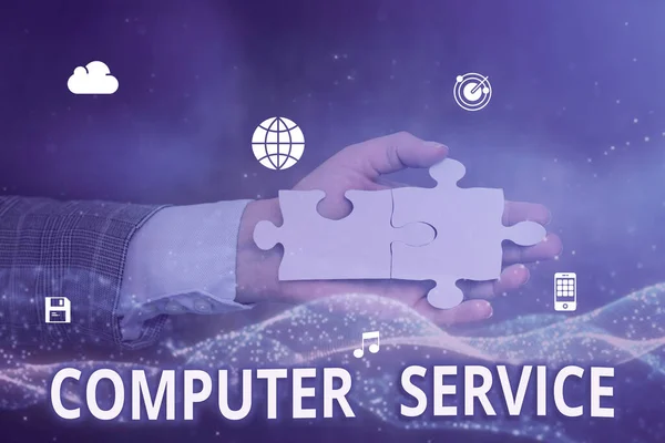 Inspiratie met bord Computer Service. Bedrijfsconcept computertijd of -service met inbegrip van gegevensverwerking Hand Holding Jigsaw Puzzel stuk Ontgrendelen van nieuwe futuristische technologieën. — Stockfoto