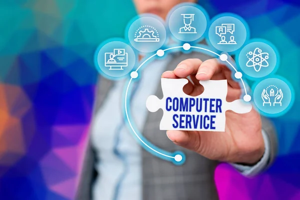 Conceptuele weergave Computer Service. Internet Concept computer tijd of dienst met inbegrip van de verwerking van gegevens diensten Business Woman Holding Jigsaw Puzzel stuk Ontgrendelen van nieuwe futuristische technologie. — Stockfoto