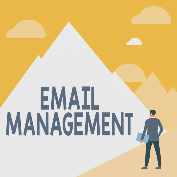 Email Management 에 서명되어 있다. 비즈니스 컨셉 이메일 실천을 최대화하기 위한 체계적 인 전략: 높은 산을 향한 노트를 들고 서 있는 효율성 신사. — 스톡 사진