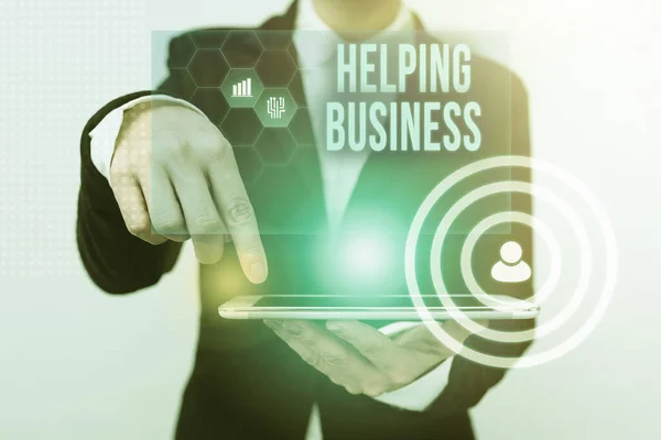 Znak tekstowy pokazujący Pomocny Biznes. Przegląd biznesu poprawy niektórych miar przedsiębiorstwa s jest sukces Lady In Suit wskazując na tablecie Wyświetlanie Futurystyczny interfejs graficzny. — Zdjęcie stockowe