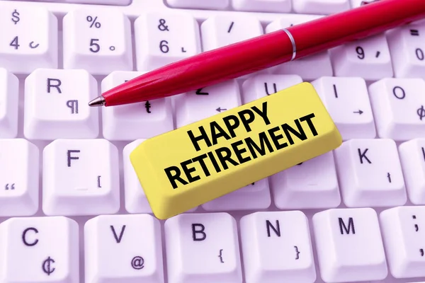 Bildunterschrift: Happy Retirement. Internet-Konzept mit einem verlässlichen monatlichen Rentencheck Leben im Job Erstellen eines neuen Programmierhandbuchs, Eingabe von Programmquellcodes — Stockfoto