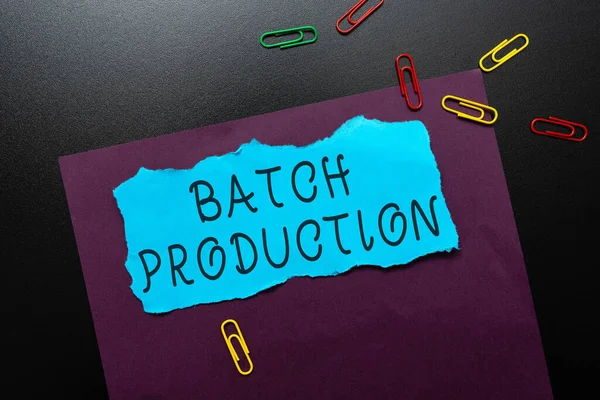 Handstilstext Batch Production. Konceptuella fotoprodukter tillverkas i grupper som kallas batcher Tänka nya ljusa idéer Förnya kreativitet och inspiration — Stockfoto