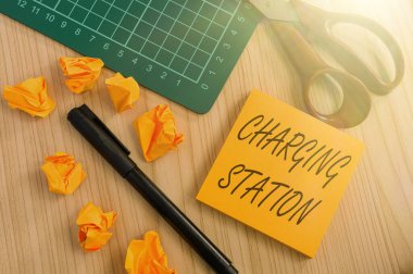 Kavramsal Başlık Yükleme İstasyonu. Elektrik teçhizatlarını gösterdikleri iş konsepti. Çeşitli Koleksiyon Ofisi Kırtasiyesi Fotoğrafı Masanın Üzerine Yerleştirildi