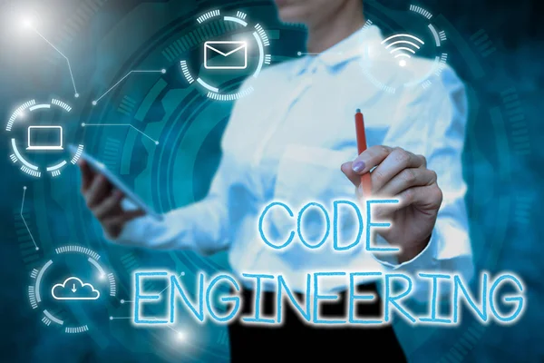 Konzeptionelle Anzeige Code Engineering. Geschäftsübersicht Anwendung des Engineerings auf die Entwicklung von Software Lady In Uniform Holding Tablet In Hand Virtual Typing Futuristic Tech. — Stockfoto