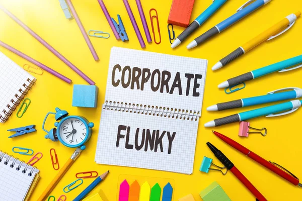 Kézírás sms Corporate Flunky. Üzleti koncepció valaki, aki engedelmesen dolgozik egy másik személynek a cégnél Flashy School and Office Supplies Bright Teaching and Learning Collections — Stock Fotó