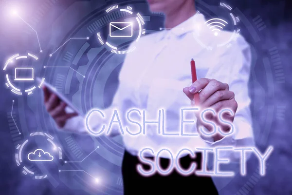 Schild mit der Aufschrift Cashless Society. Geschäftskonzept Finanztransaktionen werden in elektronischer Form ausgeführt Lady In Uniform Holding Tablet In Hand Virtual Typing Futuristic Tech. — Stockfoto