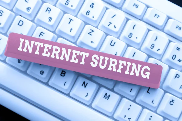 概念显示Internet Surfing 。用于浏览互联网的单词导航世界范围内的网络打字程序代码脚本摘要下载新的在线期刊 — 图库照片