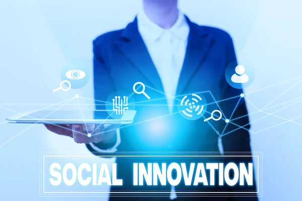 Scrivere il testo Social Innovation. Pratiche di approccio aziendale che mirano a soddisfare le esigenze sociali in modo migliore Woman In Uniform Visualizza dispositivo mobile Futuristic Virtual Tech. — Foto Stock